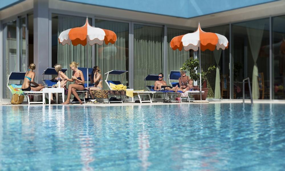 Hotel Parigi Bibione Bagian luar foto