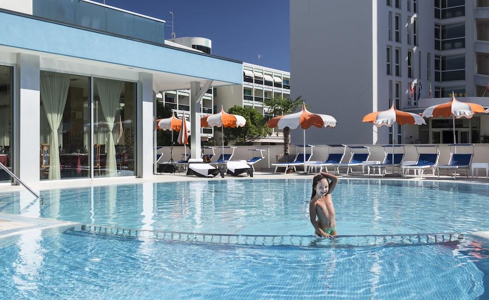 Hotel Parigi Bibione Bagian luar foto