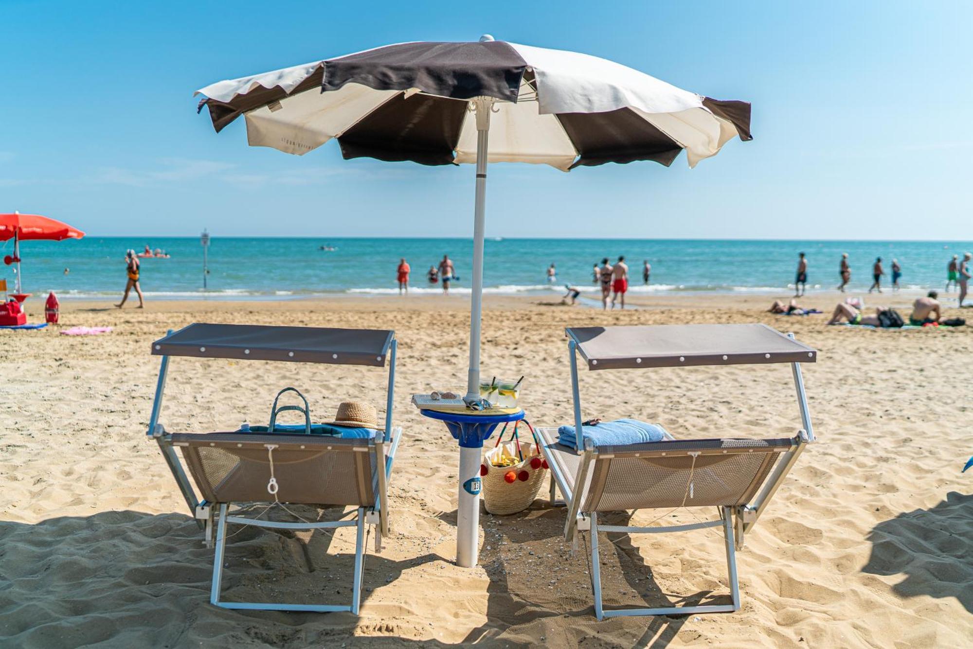 Hotel Parigi Bibione Bagian luar foto