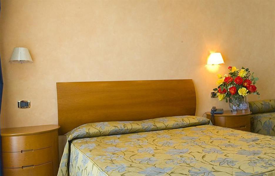 Hotel Parigi Bibione Bagian luar foto
