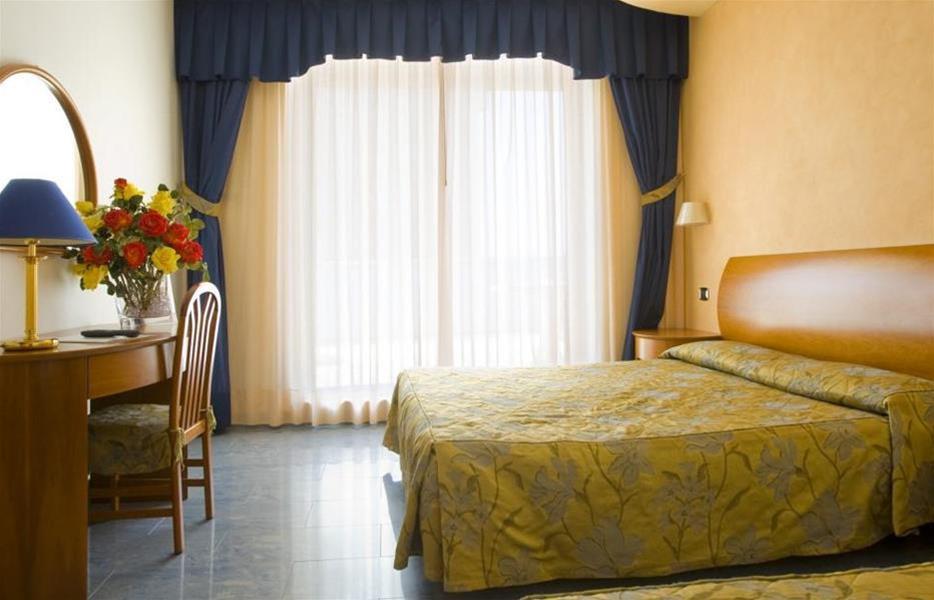 Hotel Parigi Bibione Bagian luar foto